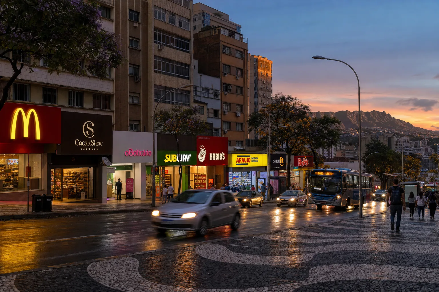 Avenida central de Belo Horizonte ao entardecer, com Serra do Curral no horizonte, calçada portuguesa em mosaico, fachadas das franquias McDonald's, Cacau Show, O Boticário, Subway, Habib's, Drogaria Araujo, Smart Fit e Bob's, ônibus BHTrans e prédios pastilha típicos de BH