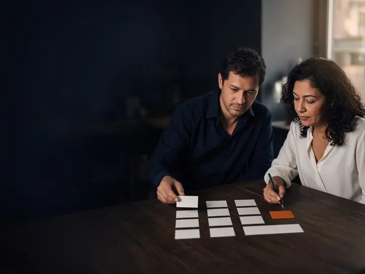 Empresária e consultor organizando na mesa as fichas da estrutura de campanha